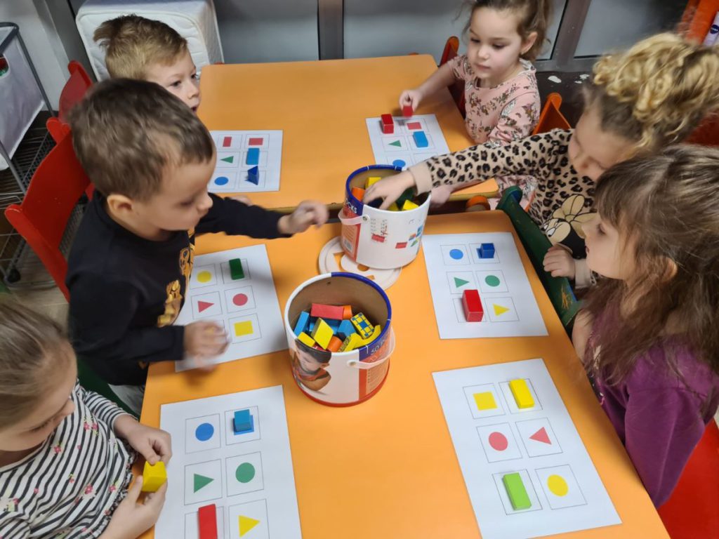 Mravići u svijetu boja i geometrijskih likova