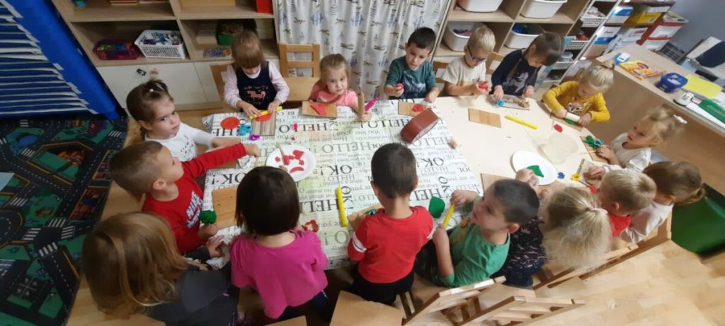 Slonići u igri prstićima