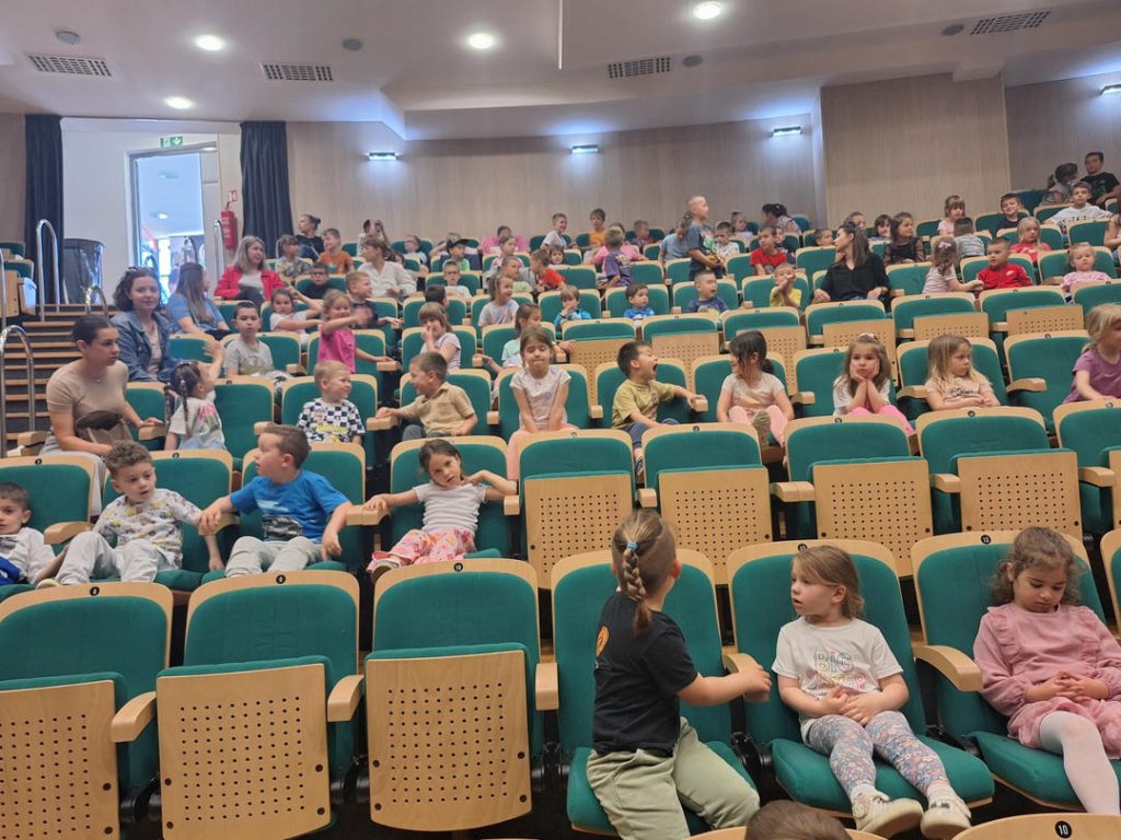 Luk Poriluk oduševio mališane u Valpovu!